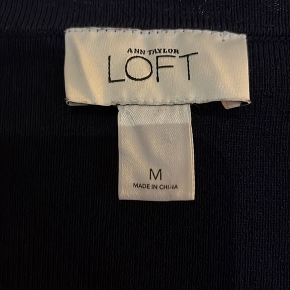 AnnTaylor loft-size M-navy,white bead trim, scoop neck, short sleeve, snap front - Picture 3 of 10